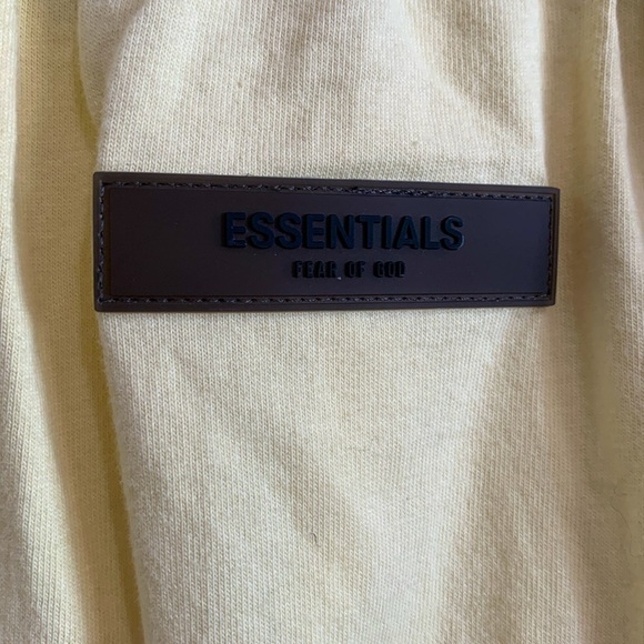 BNWOT FEAR OF GOD ESSENTIALS logo-patch straight skirt size M in light yellow - Picture 5 of 5